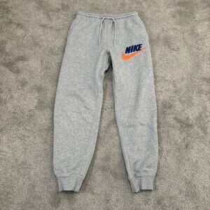 NIKE MEN'S CLUB FLEECE BRUSHED-BACK CHENILLE FUTURA JOGGERS SMALL GRAY FN3094